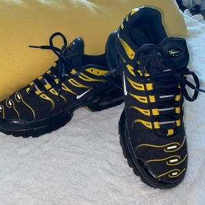 BLACK AND VIVID SULFUR NIKE AIR MAX PLUS KIDS 7Y